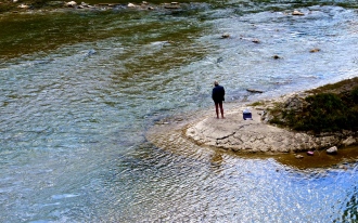 Der Mann am Fluss